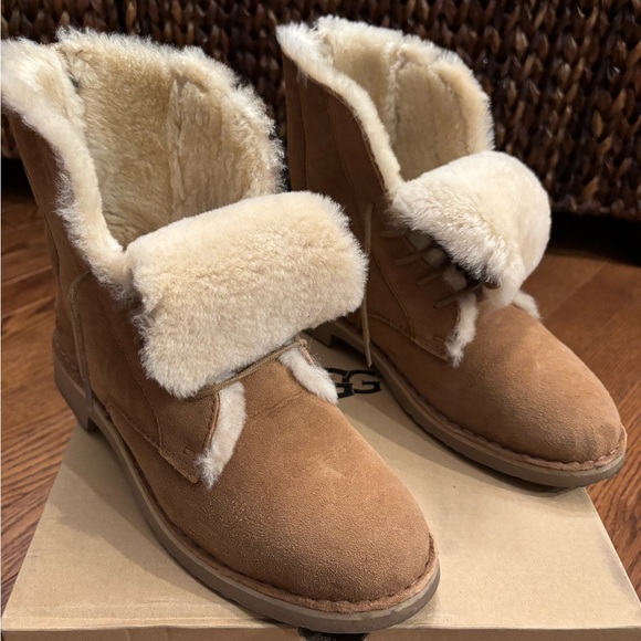 UGG Quincy Boots - Picture 2 of 9